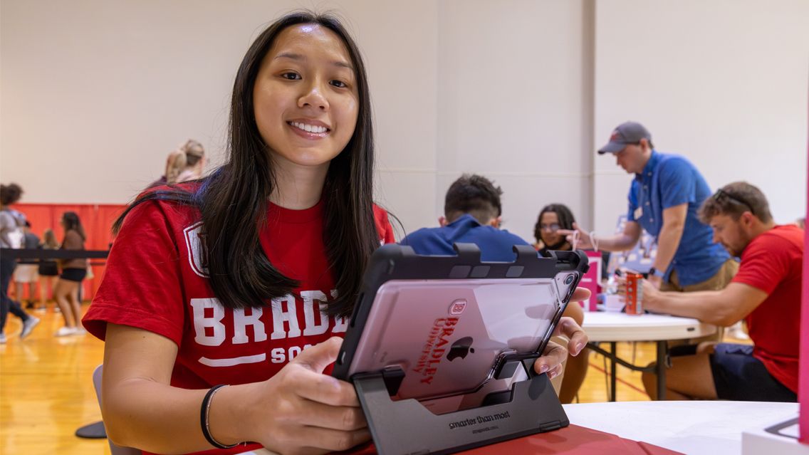 Students receive their Digitally Connected Campus iPad at the university's distribution event.